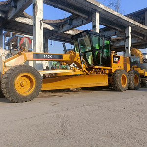 Niveleuse CAT 140k, poids opérationnel 14 tonnes, modèle 2021, moteur diesel Cat C7 ACERT, état quasi neuf (90%), pompe et boîte de vitesses. - Product Image 1