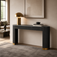 Meuble d'intérieur de luxe, table console moderne à plateau en pierre, design cannelé noir, base dorée, pour projets de hall d'hôtel