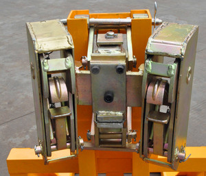 Manipulador de bidones de doble boca tipo boca de águila, capacidad de carga de 1000 kg, accesorio pesado para montacargas, adecuado para el manejo de bidones de metal y plástico. - Product Image 2
