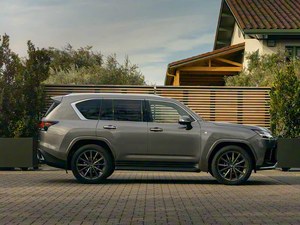 LX570 SUV de taille grand format à essence haut de gamme |   Spacieux pour les voyages internationaux de luxe en famille - Product Image 3
