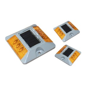 Borneaux solaires routiers à LED clignotants IP65 en PC avec feuille réfléchissante à montage au sol - Product Image 4