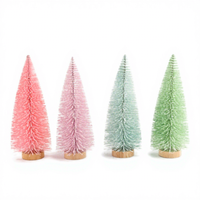 Individuell gestalteter, farbenfroher Mini-Weihnachtsbaum, künstlicher Baum mit Holzsockel für die Weihnachtsdekoration zu Hause oder auf dem Tisch.