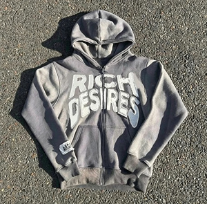 Sudadera con capucha boxy de algodón con cremallera, estilo streetwear, con apliques bordados personalizados, parches desgastados con lavado ácido, rasgada y con pedrería. - Product Image 2