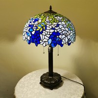   Lampe de bureau LED avec abat-jour en verre coloré style glycine, cadre en fer soudé à la main, lumière blanche chaude douce