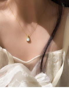 Collar con colgante de ópalo azul con corte cojín, chapado en oro sobre plata de ley 925, con engaste en bisel, cadena de cuerda fina, joyería vintage para mujer. - Product Image 4