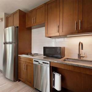 Ensemble d'armoires de cuisine en bois massif de style américain traditionnel, stratifié marbré, marbre artificiel, comprend un robinet - Fabriqué en Chine - Product Image 2