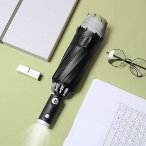ร่มโฆษณา LED อัตโนมัติแบบพับสามตอน ดีไซน์คลาสสิก ขอบสะท้อนแสง 10 ซี่โครง พิมพ์โลโก้ด้วย UV ผลิตจากโพลีเอสเตอร์ - Product Image 4