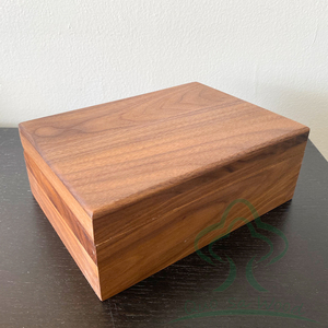 Caja de almacenamiento de madera maciza con tapa magnética Caja de embalaje de regalo de madera de nogal Caja de madera decorativa personalizada - Product Image 3