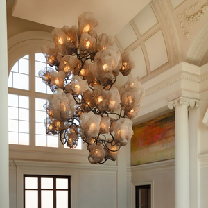 Lustre en fleurs en maille organique de luxe personnalisable, luminaire suspendu en fil métallique tissé à la main pour hall d'hôtel - Product Image 2