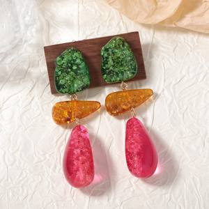 Boucles d'oreilles de mode d'épissage géométrique irrégulier en résine colorée rétro exagérée - Product Image 6
