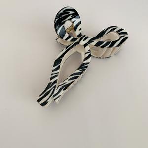 Pince à cheveux vintage en résine plastique brillante à motif léopard, zèbre et damier - Product Image 6