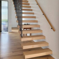 Escalier flottant moderne en bois avec marches décoratives, design international, escalier intérieur invisible en métal massif