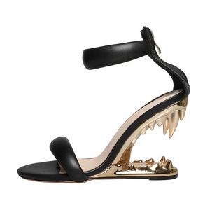 Sandales à talon compensé haut pour femme avec bride cheville, talons à forme dentée originale, bout carré ouvert, style mules - Product Image 1