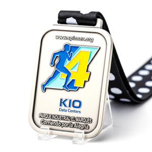 Medalla de aleación de zinc plateada esmerilada de doble tono con esmalte suave, insignia de corredor con cordón de lunares para regalo corporativo, de caridad o para carrera. - Product Image 1