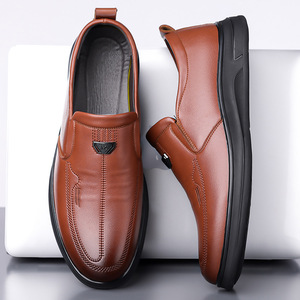 Mocassins décontractés en cuir pour hommes, à enfiler, semelle souple, chaussures de conduite, couleur unie noire, détails de couture, fabriqués à Wenzhou - Product Image 2