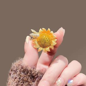 <span class=keywords><strong>เข็มกลัด</strong></span>ช่อดอกไม้สุดฮิปแฟชั่นใหม่อัจฉริยะเข็มกลัดติดดอกทานตะวันมีสไตล์เครื่องประดับเสื้อผ้าโลหะสำหรับงานแต่งงาน - Product Image 1