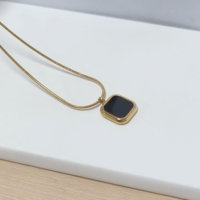 Collier pendentif carré géométrique rétro Huibao en acrylique noir, chaîne serpent en acier inoxydable, accessoires de mode pour femmes, vente en gros