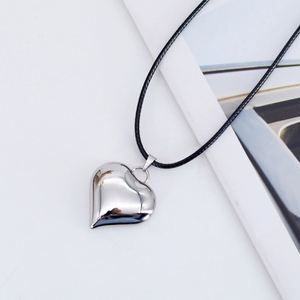 Collier pendentif en acier inoxydable plaqué argent en forme de cœur, avec cordon en cuir noir, chaîne ras du cou cœur pêche, tendance pour femme - Product Image 2