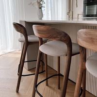 Nordischer Massiver Walnuss-Hocker mit Gebogener Rückenlehne, Baumwollpolsterung und Messingfußstütze für Küche, Café, Zuhause, Büro und Hotel