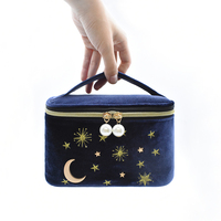 Sac de maquillage et cosmétiques personnalisé en velours écologique avec fermeture éclair, broderie, pompons et motif lune étoiles pour femme