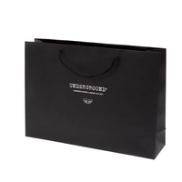 Sacs en papier à provisions en carton noir de luxe avec poignée en ruban Impression de logo personnalisée pour vêtements chaussures Promotion de supermarché