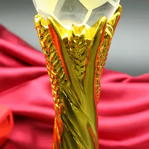Pujiang fornisce coppa da calcio trofeo economica con testo di base in cristallo nero per eventi sportivi di calcio