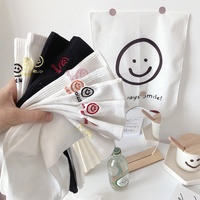Vente en gros de chaussettes brodées avec des visages mignons Kawai pour les couples, chaussettes unisexes drôles avec des mots et des lettres, chaussettes blanches personnalisées