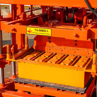 Machine à fabriquer des briques creuses en béton semi-automatique QTJ4-35 avec convoyeur à bande
