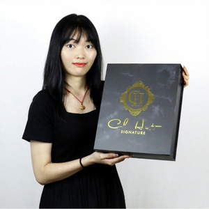 Boîtes cadeaux magnétiques personnalisées Crown Win avec logo, revêtement magnétique, doublure en éponge, forme de sac à main, finition noire, impression dorée - Product Image 1