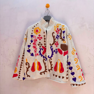 Veste Suzani en coton blanc de qualité supérieure, brodée, à motif floral, manches longues, col montant, faite à la main, style bohème, vêtement d'extérieur pour l'automne - Product Image 1