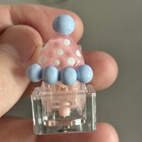 Keycap de clavier mécanique transparent avec motif de fille de dessin animé mignonne et nœud rose, porte-clés et breloques de sac