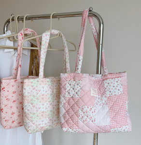 Sac fourre-tout matelassé pour femme avec motif floral et lettres, idéal pour le shopping et les cadeaux, vente en gros - Product Image 1