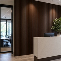 Revêtement mural intérieur WYRAX en WPC Noyer Noir, profil rainuré, surface sans joint, alignement linéaire des panneaux pour zone d'accueil exécutive