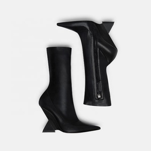 Bottes courtes à talons compensés pour femmes, avec empeigne extensible, bout pointu fantaisie et fermeture éclair latérale - Product Image 2