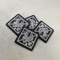 Logo 3D de nom de marque privé personnalisé étiquettes de patch en caoutchouc PVC souple gaufré à coudre pour vêtements décoration en dentelle en forme de coeur et de fleur