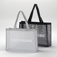 Sac à bandoulière tendance en nylon recyclé, écologique et personnalisable, grand format, style minimaliste, idéal pour le shopping ou la plage