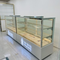 Vitrine réfrigérée en verre trempé avec cadre en marbre chinois et éclairage LED pour biscuits, gâteaux, pains, comptoir d'îlot avec logo personnalisé