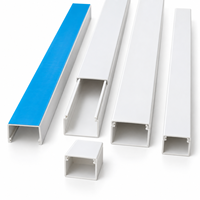 Goulotte de câblage en PVC 50x50mm pour laboratoires informatiques et salles de formation dans les aménagements de bâtiments éducatifs