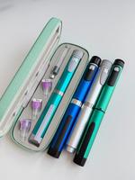 Étui de voyage isolé et résistant à l'eau pour stylos de soin de la peau |   Couvercle en aluminium rigide avec fermeture éclair |   Pochette de transport portable compacte