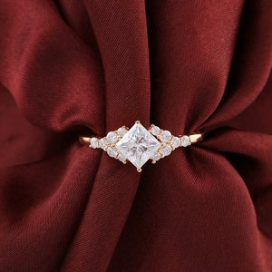 Anillo de compromiso y boda Xinfly para mujer, de oro de 10 quilates, con moissanita de corte princesa, estilo clásico - Product Image 2