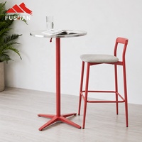 Ensemble table et tabourets de bar modernes en HPL avec structure métallique et assise en tissu pour café, salon ou bar