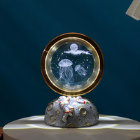 Lampe Veilleuse LED 3D en Verre Cristal Multi-Motifs Style Astronaute Tendance, avec Socle en Résine pour Chambre