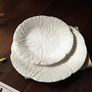 <span class=keywords><strong>Assiette</strong></span> à dîner en porcelaine blanche irrégulière avec glaçure <span class=keywords><strong>de</strong></span> chou <span class=keywords><strong>de</strong></span> conception <span class=keywords><strong>de</strong></span> grain <span class=keywords><strong>de</strong></span> <span class=keywords><strong>feuille</strong></span> en relief Technique <span class=keywords><strong>de</strong></span> gravure durable pour les fêtes - Product Image 3