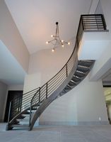Escalier en colimaçon d'intérieur de luxe haut de gamme personnalisé Design moderne Escaliers incurvés en métal en fer forgé avec garde-corps en verre pour villas