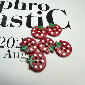 2025 New Nhựa Ưa Thích Nút 4 Lỗ Dâu Tây Hình Dạng 15Mm Flatback Thân Thiện Với Môi Nút Cà Chua Trẻ Em DIY May Trang Trí - Product Image 5