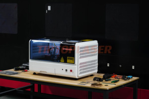 Mini Nettoyeur Laser à Impulsions JPT 3-en-1 de Bureau 800W pour le Décapage de Peinture sur Bois, l'Élimination de l'Oxyde de Fer et de la Rouille sur Surfaces en Acier et en Brique - Product Image 4