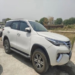 Fortuner 2023 SUV Híbrido AWD con Asientos de Cuero R19 Oscuro en Venta - Product Image 4