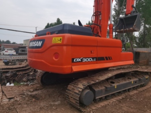รถขุดไฮดรอลิกมือสอง Doosan 300LC ยี่ห้อเกาหลี รถขุดตีนตะขาบสำหรับงานหนัก อุปกรณ์ขุดเจาะเหมืองมือสอง - Product Image 2