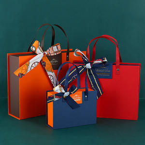 Caja de Regalo de Cartón Ecológica de Alta Gama con Asas y Logotipo Personalizado para Empaque de Ropa de Lujo - Product Image 3