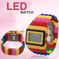 Montre Digitale Rétro en Briques de Construction Style Pixel LCD Mélodie Enfants Étanche Sport Arc-en-ciel